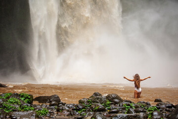 Poster - Beautiful woman near a waterfall in Bali