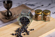 Sabores de ginebra, ingredientes botánicos para el proceso de destilería de ginebra, Enebro, kummel y coriandro sobre una tabla de madera. 
