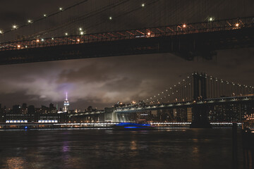 Fototapete - Manhattan bridge at dusk, New York City.