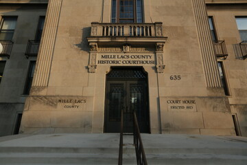 Canvas Print - mille lacs county courthouse