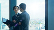 © metamorworks - オフィスで会話するビジネスマン