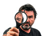 © Richard Villalon - Détective avec une loupe en gros plan sur fond blanc