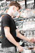 Chico joven comprando zumos naturales de naranja
