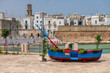 symbol regionu Puglia na południu Włoch czyli niebieska, bardzo intensywnie kolorowa łódź rybacka
