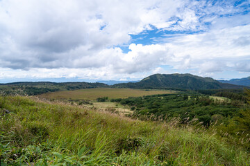 長野県諏訪市の霧ヶ峰を登山している風景 A view of climbing Kirigamine Peak in Suwa City, Nagano Prefecture.