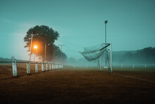 Neblige Stimmung An Der Torlinie Auf Dem Fußballfeld Am Abend Mit Erleuchteten Straßenlaternen Auf Dem Dorf
