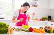 © deagreez - Photo portrait woman in apron smiling cooking vegetarian dish talking on mobile phone