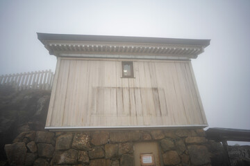 Wall Mural - 愛媛県西条市にある石槌山を紅葉の季節に登山する風景 A view of climbing Mount Ishizuchi in Saijo City, Ehime Prefecture, during the season of autumn leaves.