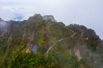 愛媛県西条市にある石槌山を紅葉の季節に登山する風景 A view of climbing Mount Ishizuchi in Saijo City, Ehime Prefecture, during the season of autumn leaves.