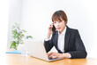 © maroke - デスクワークをするビジネスウーマン