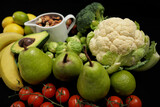 Fototapeta Kuchnia - Owoce i warzywa, zielone i żółte z czerwonym pomidorem