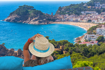 Poster - Femme au chapeau contemplant la baie de Tossa de Mar, Costa Blanca, Espagne 