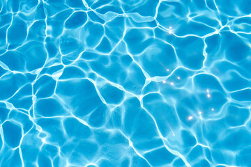  Sun rays are reflected in the blue water of the pool. Close-up