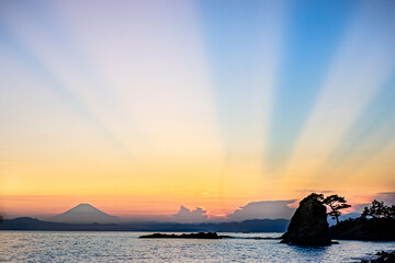 薄明光線/夕方の閃光のような光/ヤコブの梯子/気象現象/crepuscular rays/葉山の立石海岸/海岸と青空背景/神奈川県横須賀市秋谷