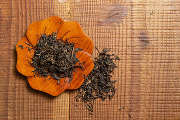 Canvas Print - Pu'er tea leaves dried on a bamboo board