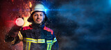 Fototapeta Sport - Feuerwehrmann empfiehlt einen Rauchmelder