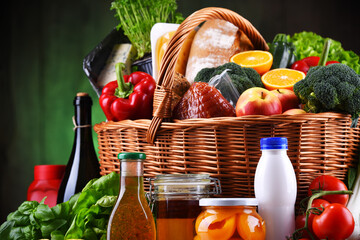 Fototapete - Wicker basket with assorted grocery products