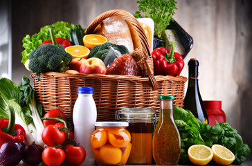 Fototapete - Wicker basket with assorted grocery products