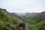Fototapeta Natura - Wanderung in der Thorsmörk und Godaland im Süden von Island über Felsen und durch Schluchten mit Moos bewachsenen Abhängen.