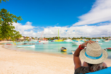 Poster - Femme au chapeau sur plage de Grand-Baie, île Maurice 