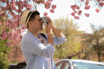 Poster - Tourist taking picture on beautiful city street