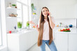 © deagreez - Photo portrait young woman talking mobile phone smiling in kitchen