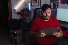 Chico Joven Gordo Con Camiseta Roja Grabando Frente A Una Cámara En Un Set Up Gamer