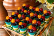 Algumas frutas em mesa de buffet - cereja, amora, physalis, mirtilo.