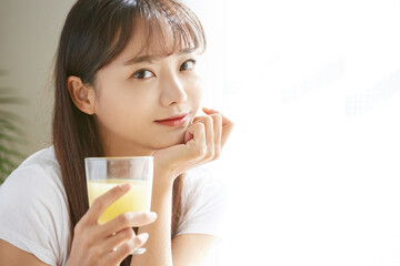 果物ジュースを飲む健康的な若い女性