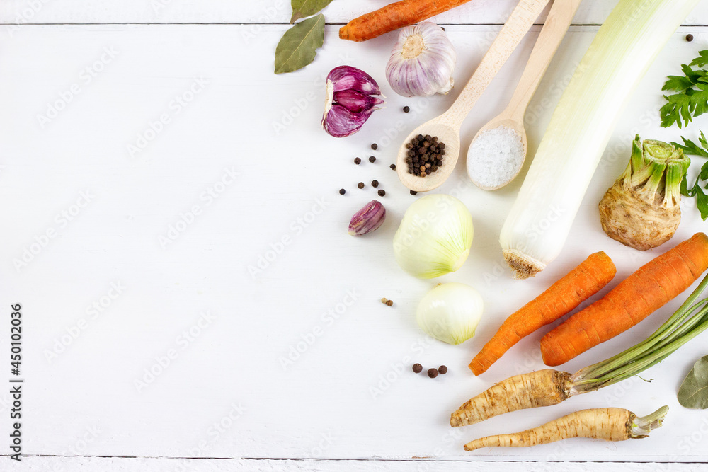 Obraz na płótnie Warzywa i przyprawy na białym tle. Składniki bulionu warzywnego. Potrawy wegetariańskie, zdrowe, ekologiczne jedzenie w salonie