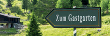 Schild Zum Gastgarten - Panorama