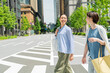 © One - 横断歩道を渡る女性2人