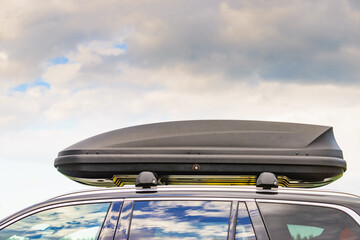 Trunk box fixed at roof top of the car