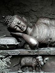 Canvas Print - Vertical closeup of a lying Buddha statue.