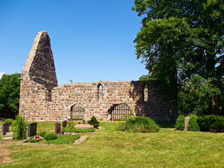 Wall Mural - Ruine der 1440 zerstörten Feldsteinkirche des mittelalterlichen Dorfes Retzow aus dem 13. Jahrhundert