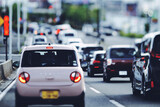 Fototapeta Koty - 日本の道路を走る車 交通イメージ
