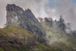 chmury w szczytach dolomitów alpy