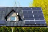 Fototapeta Tęcza - Panele słoneczne na dachu domu fotowoltaika