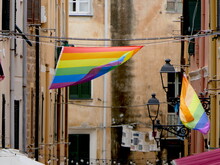 Regenbogenflagge In Einer Gasse In Alghero, Sardinien