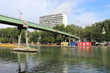 Wall Mural - Le bassin de La Villette, qui fait partie des grands canaux parisiens, ville de Paris, France