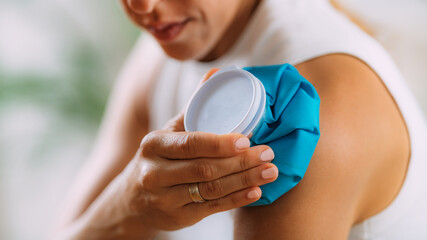 Canvas Print - Frozen Shoulder. Woman Holding Cold Compress, Ice Bag Pack on her Painful Shoulder