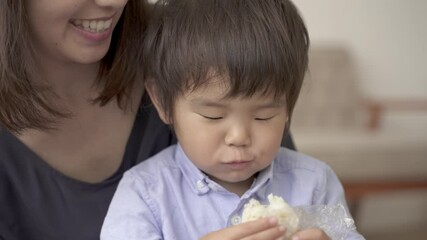 Sticker - お握りを食べる男の子