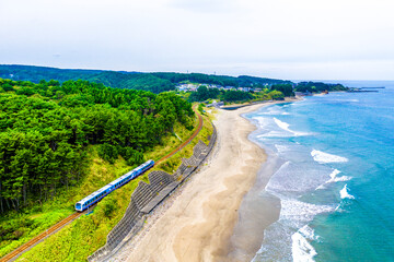 岩手県 八戸線の海岸線沿いを走行するリゾート列車を俯瞰撮影	