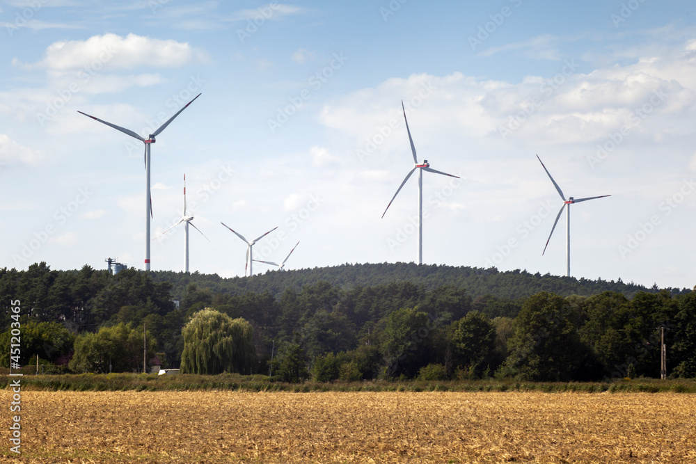 Odnawialna i czysta produkcja energii elektrycznej z wiatru - obrazy, fototapety, plakaty 