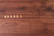 © Sergio Lettieri - Frases motivadoras con letras naturales sobre una mesa o suelo de madera rustica.