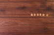 © Sergio Lettieri - Frases motivadoras con letras naturales sobre una mesa o suelo de madera rustica.