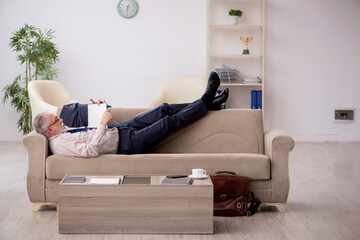 Old businessman employee waiting for business meeting