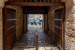zabytkowe wejście z portu do miasta Monopoli, Puglia, Włochy