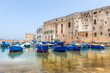 Port w Monopoli z tradycyjnymi niebieskimi łodziami rybackimi, Puglia, Włochy