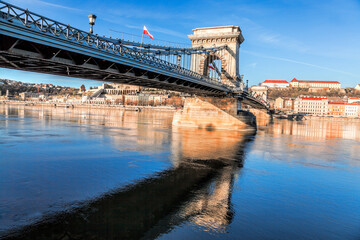 Fototapete - Badapest with famous chain bridge over Danube river in Hungary